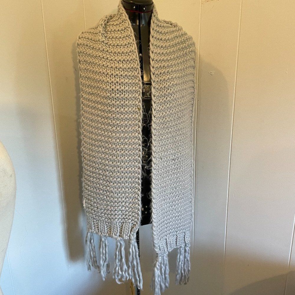 Womens Knitted Gray Winter Fringed Scarf One Size - Picture 2 of 4